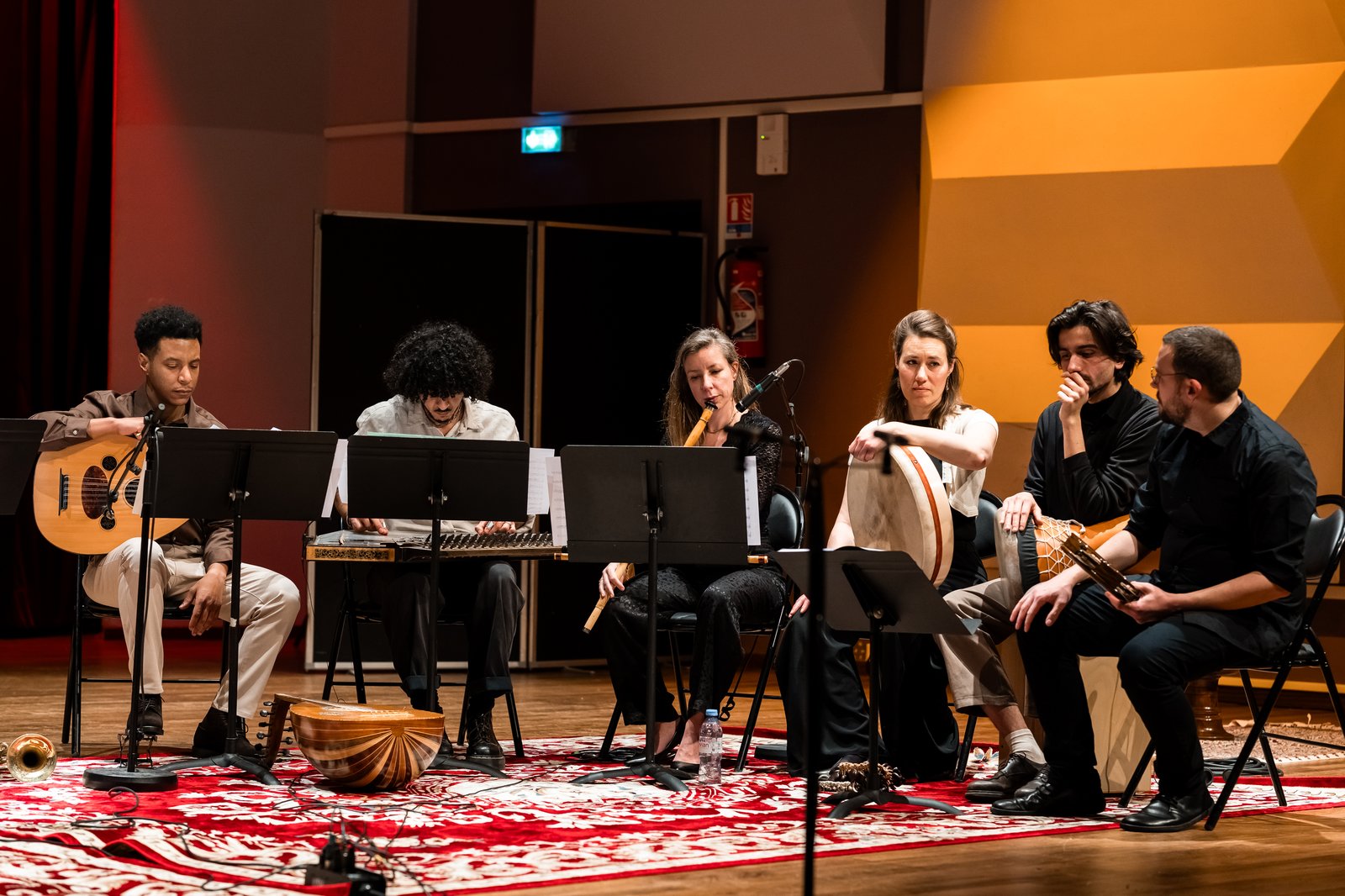 Musicien·nes de MENAT jouant oud, qanoun, ney et percussions orientales